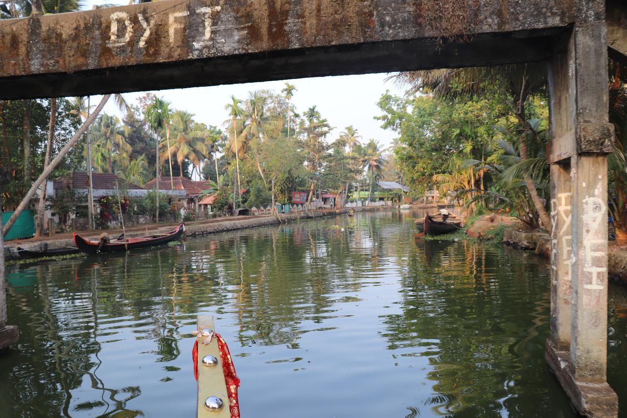 马拉利库兰 Marari Houseboat酒店 外观 照片